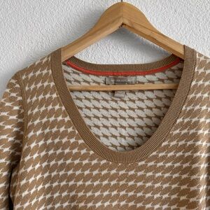 Banana Republic Tan and cream scoop neck Sweater